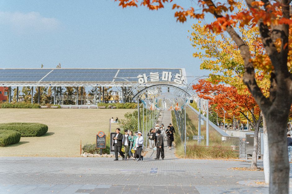 가을 공원을 걷는 가족, 연휴 나들이 동선은 야외 산책으로 마무리